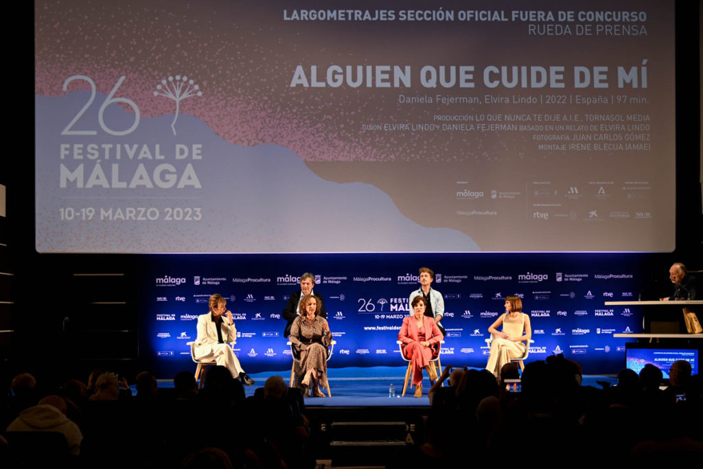 Elvira Lindo y Daniela Fegerman inauguran el Festival de Málaga con 'Alguien que cuide de mí', un viaje generacional que retrata las rivalidades familiares y el desamparo ante la adversidad